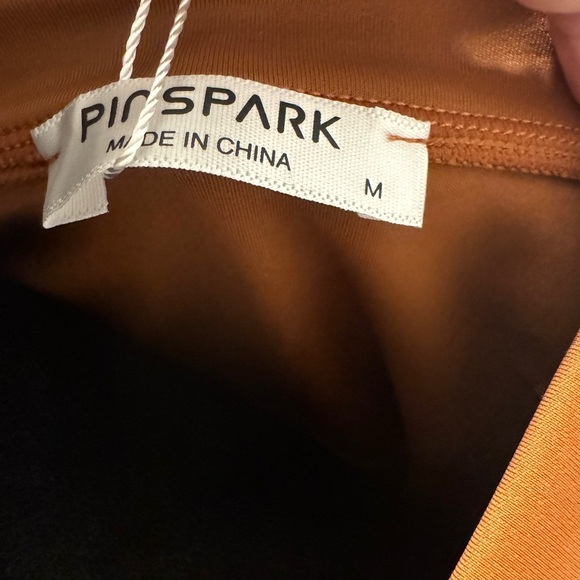 NWT Cropped Long Sleeve Workout Top - size M - Picture 6 of 6